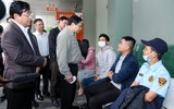 Hình ảnh Thủ tướng kiểm tra tình hình cung ứng thuốc và trang thiết bị y tế tại Hà Nội