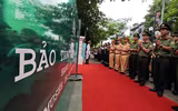 Lãnh đạo UBND TP và Giám đốc CATP Hà Nội tặng quà các em học sinh tham quan Bảo tàng Công an Hà Nội