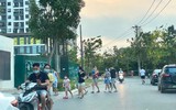 Hà Nội đóng cửa công viên, người dân tấp nập ra vỉa hè, lòng đường tập thể dục