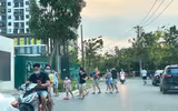 Hà Nội đóng cửa công viên, người dân tấp nập ra vỉa hè, lòng đường tập thể dục