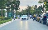 Hà Nội đóng cửa công viên, người dân tấp nập ra vỉa hè, lòng đường tập thể dục