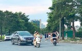 Hà Nội đóng cửa công viên, người dân tấp nập ra vỉa hè, lòng đường tập thể dục
