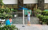 Hà Nội đóng cửa công viên, người dân tấp nập ra vỉa hè, lòng đường tập thể dục