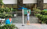 Hà Nội đóng cửa công viên, người dân tấp nập ra vỉa hè, lòng đường tập thể dục