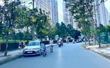 Hà Nội đóng cửa công viên, người dân tấp nập ra vỉa hè, lòng đường tập thể dục