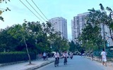 Hà Nội đóng cửa công viên, người dân tấp nập ra vỉa hè, lòng đường tập thể dục