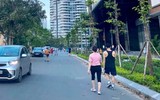 Hà Nội đóng cửa công viên, người dân tấp nập ra vỉa hè, lòng đường tập thể dục