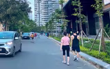 Hà Nội đóng cửa công viên, người dân tấp nập ra vỉa hè, lòng đường tập thể dục