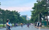 Hà Nội đóng cửa công viên, người dân tấp nập ra vỉa hè, lòng đường tập thể dục