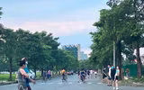 Hà Nội đóng cửa công viên, người dân tấp nập ra vỉa hè, lòng đường tập thể dục
