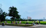 Hà Nội đóng cửa công viên, người dân tấp nập ra vỉa hè, lòng đường tập thể dục