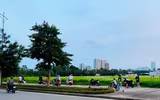 Hà Nội đóng cửa công viên, người dân tấp nập ra vỉa hè, lòng đường tập thể dục