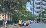 Hà Nội đóng cửa công viên, người dân tấp nập ra vỉa hè, lòng đường tập thể dục