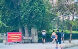 Hà Nội đóng cửa công viên, người dân tấp nập ra vỉa hè, lòng đường tập thể dục