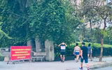 Hà Nội đóng cửa công viên, người dân tấp nập ra vỉa hè, lòng đường tập thể dục