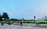 Hà Nội đóng cửa công viên, người dân tấp nập ra vỉa hè, lòng đường tập thể dục
