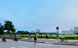 Hà Nội đóng cửa công viên, người dân tấp nập ra vỉa hè, lòng đường tập thể dục