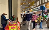 Cận cảnh Hồ Gươm, Hà Nội tấp nập khách du xuân ngày mùng 4 Tết