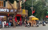 Cận cảnh Hồ Gươm, Hà Nội tấp nập khách du xuân ngày mùng 4 Tết