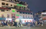 Cận cảnh Hồ Gươm, Hà Nội tấp nập khách du xuân ngày mùng 4 Tết