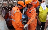 [Ảnh] Lực lượng cứu hộ Ấn Độ cứu sống 60 người dưới nền chung cư đổ sập