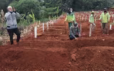 Indonesia: Không chịu đeo khẩu trang sẽ phải đi đào mộ cho các nạn nhân Covid-19 