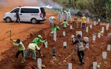 Indonesia: Không chịu đeo khẩu trang sẽ phải đi đào mộ cho các nạn nhân Covid-19 