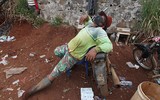 Indonesia: Không chịu đeo khẩu trang sẽ phải đi đào mộ cho các nạn nhân Covid-19 