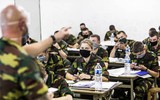 [Ảnh] Công chúa Bỉ say sưa tập quân sự, chuẩn bị hành trang kế vị ngai vàng