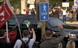  [Ảnh] Tổng thống Donald Trump và pha diễn trên “sân khấu chính trị” của nước Mỹ