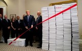 [ẢNH] Những khoảnh khắc đi vào lịch sử trong nhiệm kỳ 4 năm của Tổng thống Donald Trump