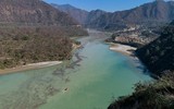 [Ảnh] Ấn Độ tìm kiếm hơn 150 người mất tích sau thảm họa sạt lở sông băng Himalaya