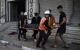 [Ảnh] Giữa bom đạn, người Hồi giáo Palestine vẫn tập trung cầu nguyện tại thánh đường ở Jerusalem