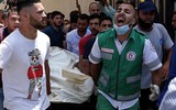 [Ảnh] Giữa bom đạn, người Hồi giáo Palestine vẫn tập trung cầu nguyện tại thánh đường ở Jerusalem