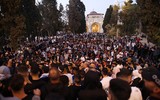 [Ảnh] Giữa bom đạn, người Hồi giáo Palestine vẫn tập trung cầu nguyện tại thánh đường ở Jerusalem