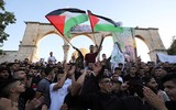 [Ảnh] Giữa bom đạn, người Hồi giáo Palestine vẫn tập trung cầu nguyện tại thánh đường ở Jerusalem