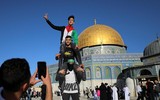 [Ảnh] Giữa bom đạn, người Hồi giáo Palestine vẫn tập trung cầu nguyện tại thánh đường ở Jerusalem