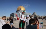 [Ảnh] Giữa bom đạn, người Hồi giáo Palestine vẫn tập trung cầu nguyện tại thánh đường ở Jerusalem
