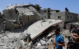 [Ảnh] Giữa bom đạn, người Hồi giáo Palestine vẫn tập trung cầu nguyện tại thánh đường ở Jerusalem