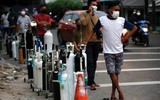[Ảnh] Indonesia: Tình nguyện viên phải giúp phu đào mộ vì làm việc ‘không xuể’