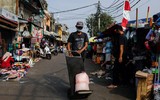 [Ảnh] Indonesia: Tình nguyện viên phải giúp phu đào mộ vì làm việc ‘không xuể’