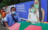 [Ảnh] Indonesia: Tình nguyện viên phải giúp phu đào mộ vì làm việc ‘không xuể’
