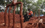 [Ảnh] Indonesia: Tình nguyện viên phải giúp phu đào mộ vì làm việc ‘không xuể’