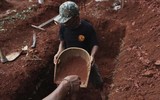 [Ảnh] Indonesia: Tình nguyện viên phải giúp phu đào mộ vì làm việc ‘không xuể’
