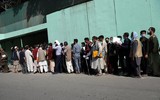 [Ảnh] Taliban chiếm dinh Tổng thống, người dân Kabul tháo chạy khỏi Thủ đô