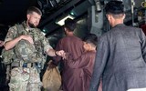 [Ảnh] Người tị nạn Afghanistan đến Mỹ trải qua sàng lọc an ninh thế nào?
