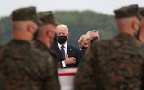 [Ảnh] Tổng thống Joe Biden đau đớn đón thi thể lính Mỹ từ Afghanistan