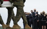 [Ảnh] Tổng thống Joe Biden đau đớn đón thi thể lính Mỹ từ Afghanistan