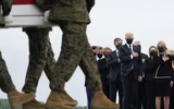 [Ảnh] Tổng thống Joe Biden đau đớn đón thi thể lính Mỹ từ Afghanistan