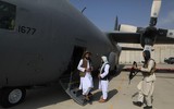 [Ảnh] Chiếm được sân bay Kabul, Taliban làm sao vận hành trở lại?